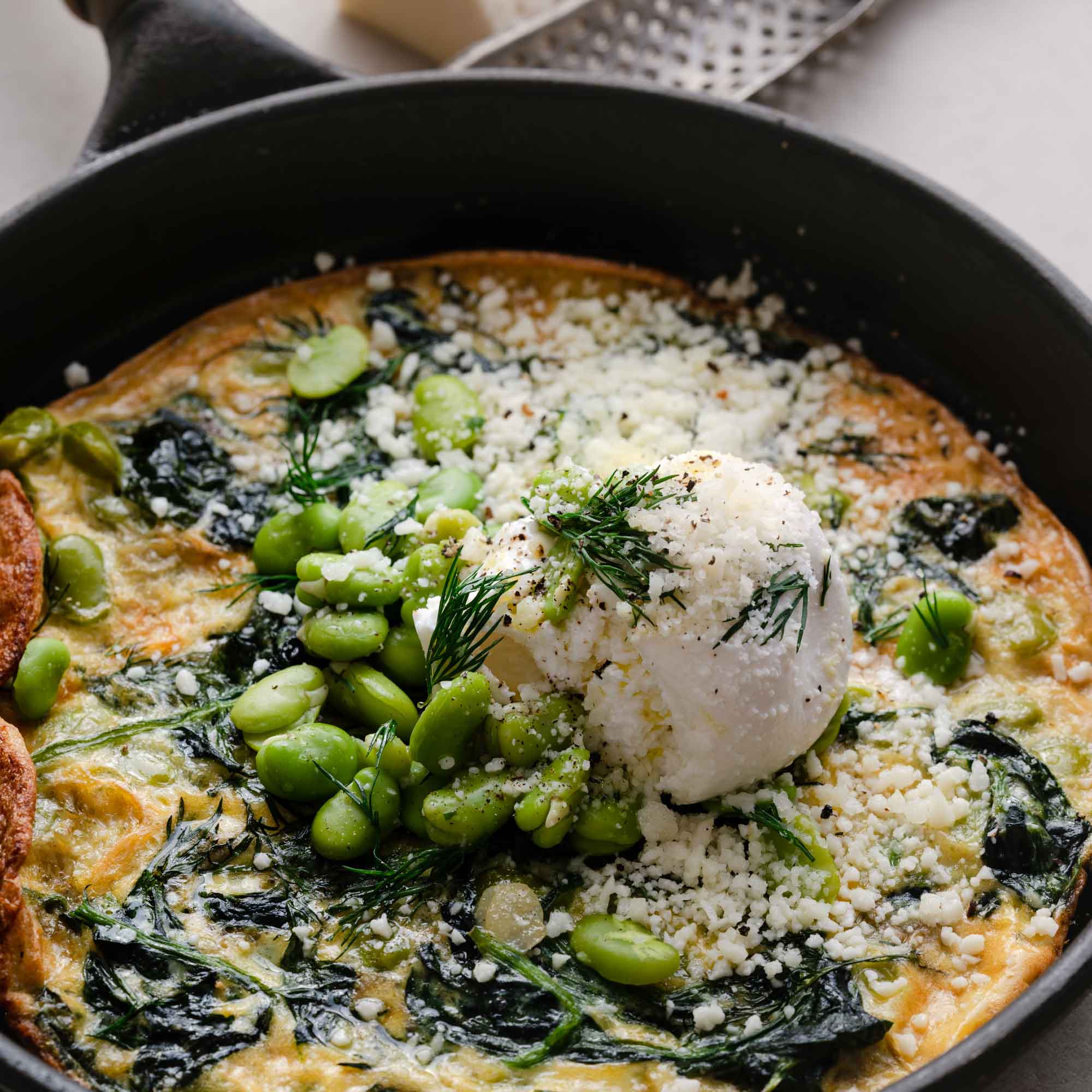 Letnia frittata z bobem i Pecorino Romano