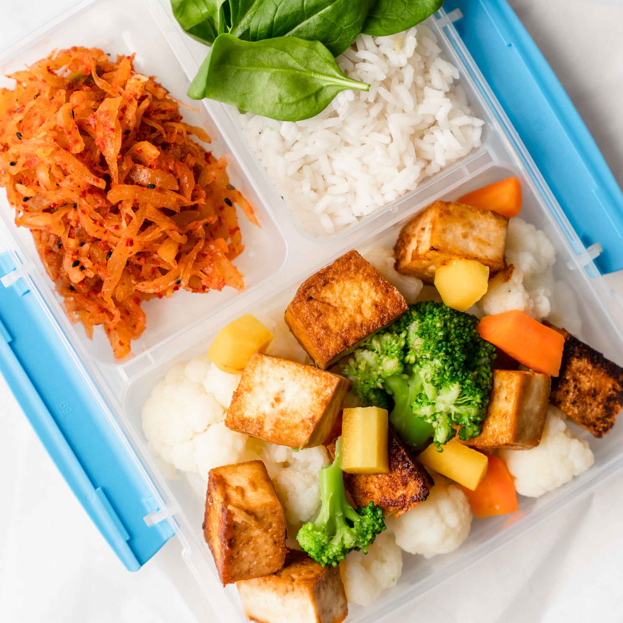 <strong>Smażone tofu z kimchi z gruszki i warzywami</strong>