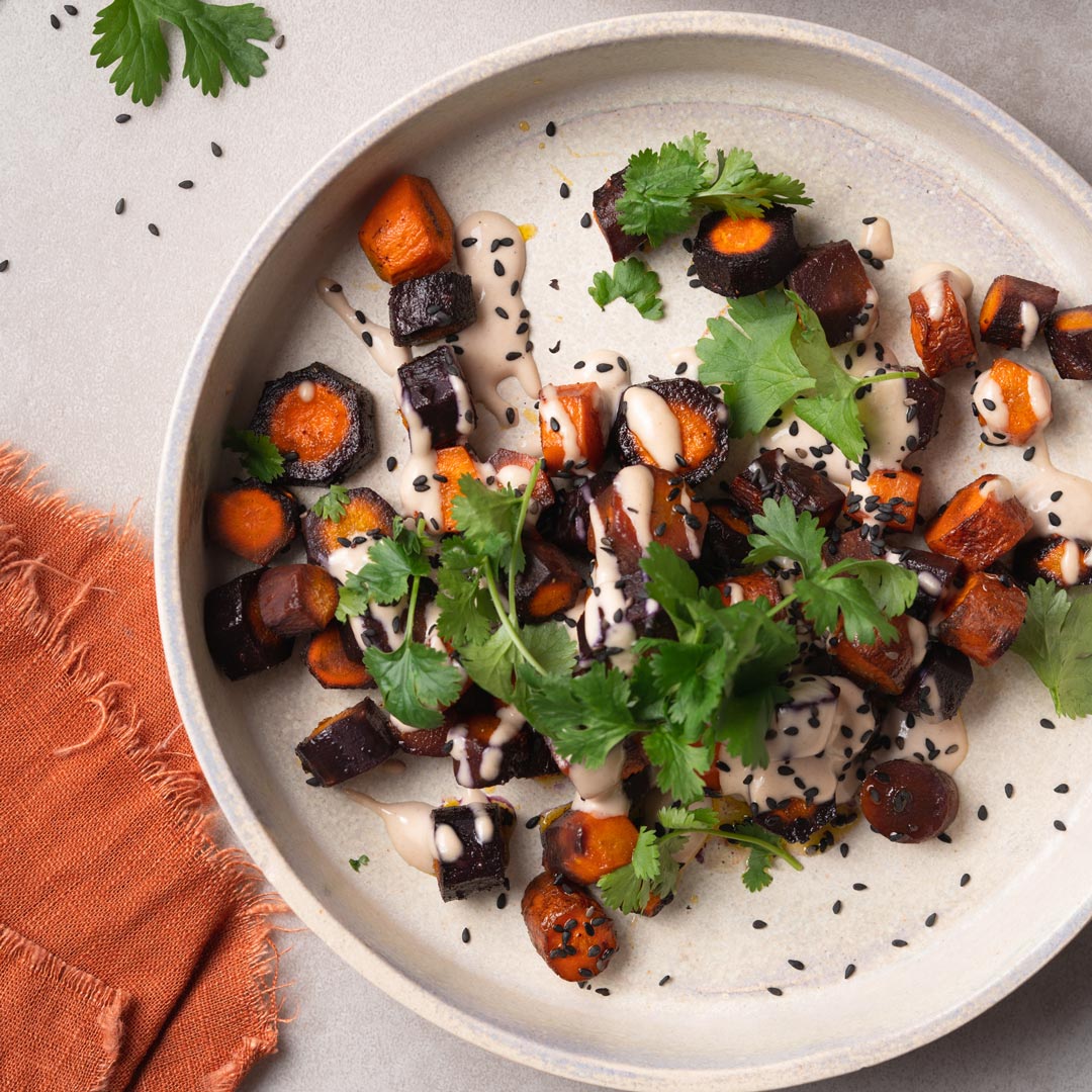 Pieczona marchew z tahini i sezamem